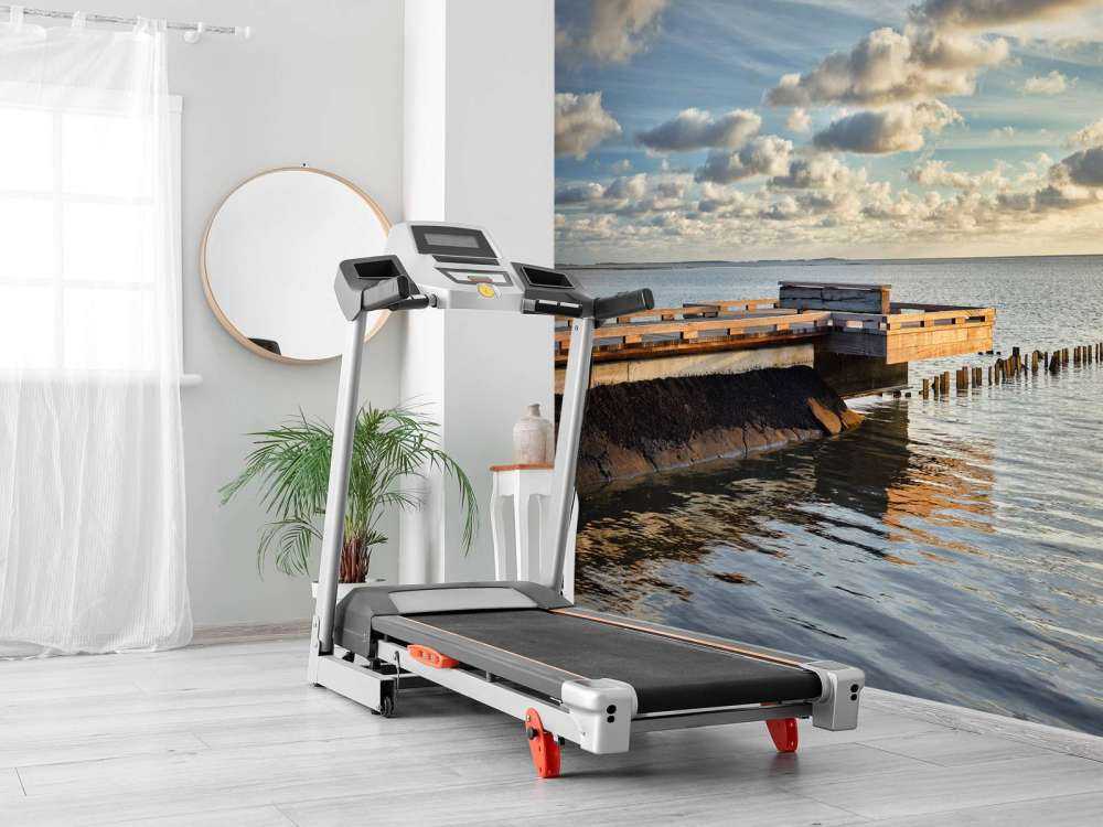 Jetée avec de beaux nuages