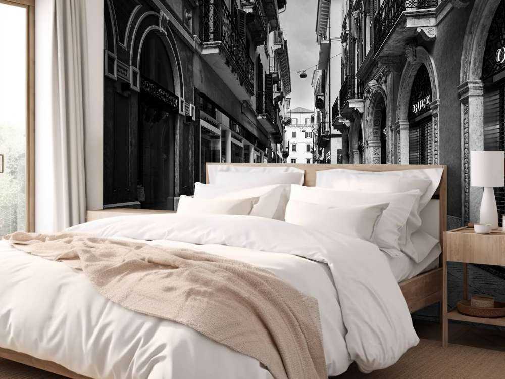 Rue commerçante en noir et blanc