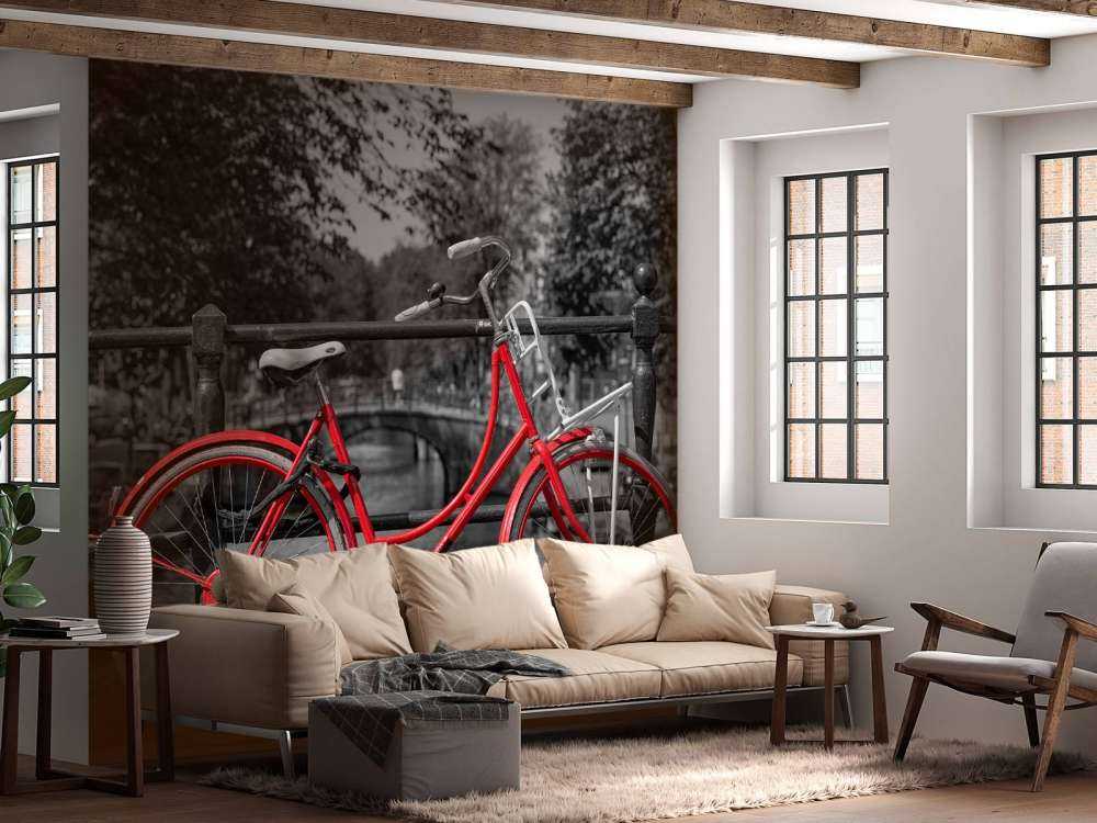 Vélo rouge sur le pont