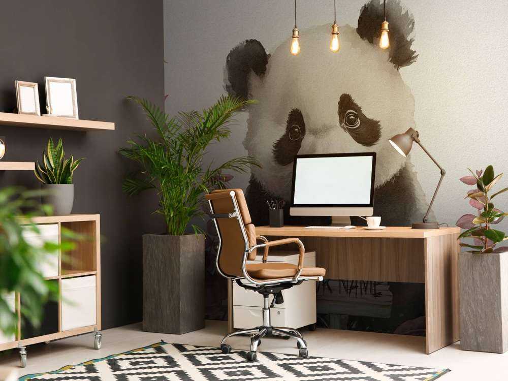 Bébé panda dans la jungle rose