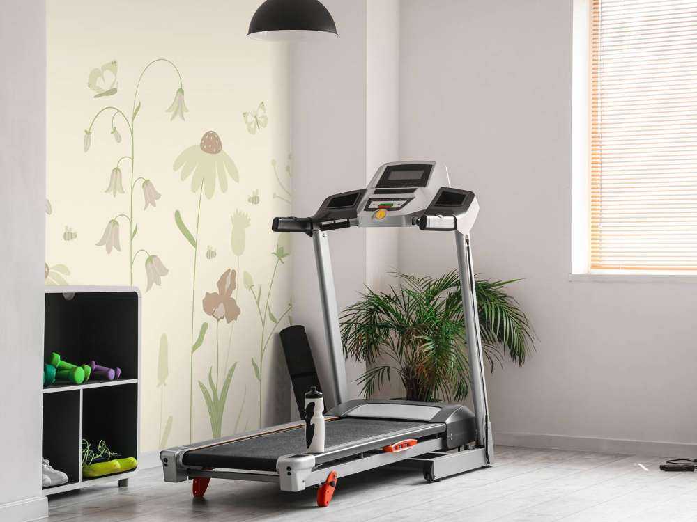 Champ de fleurs en hauteur avec papillons, sable, vieux rose