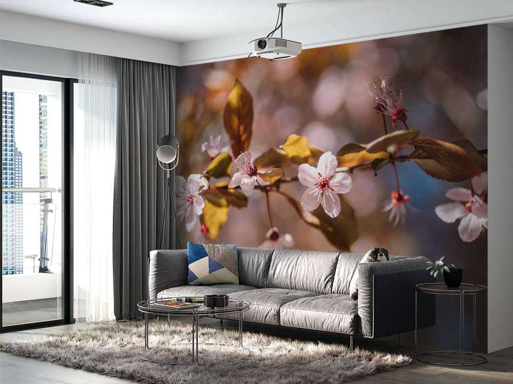 Fleurs roses et feuilles brunes