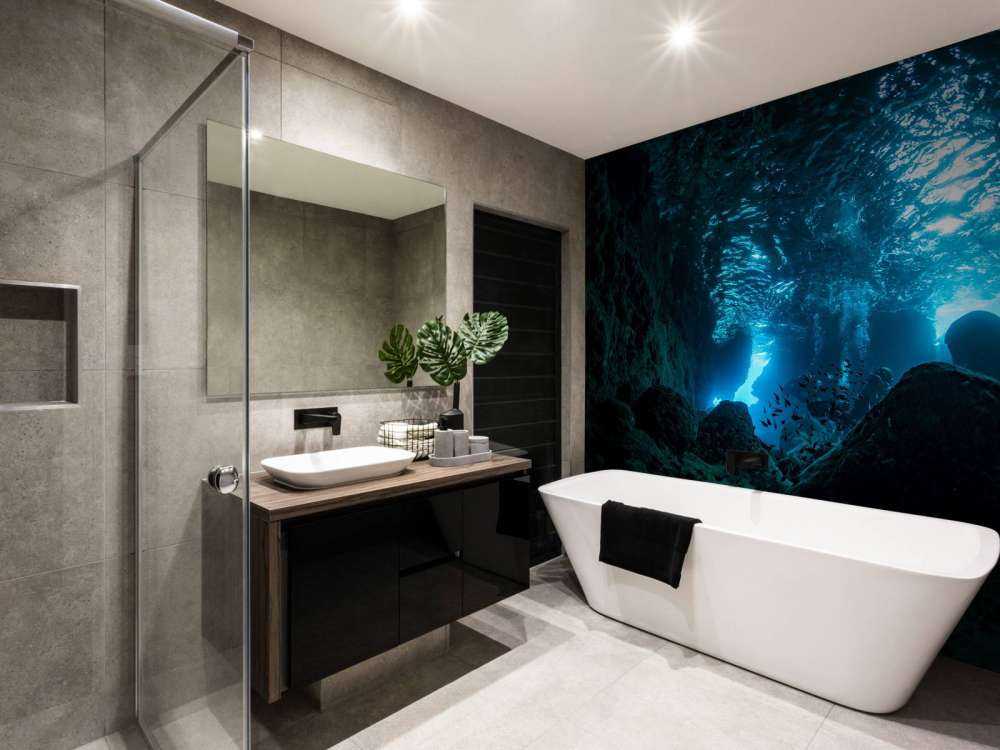 Rayons de soleil dans une grotte sous-marine