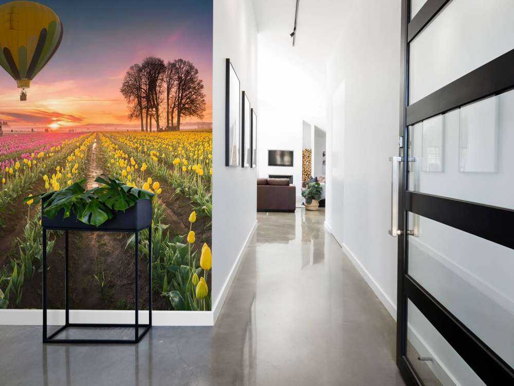 Champ de tulipes jaunes et roses