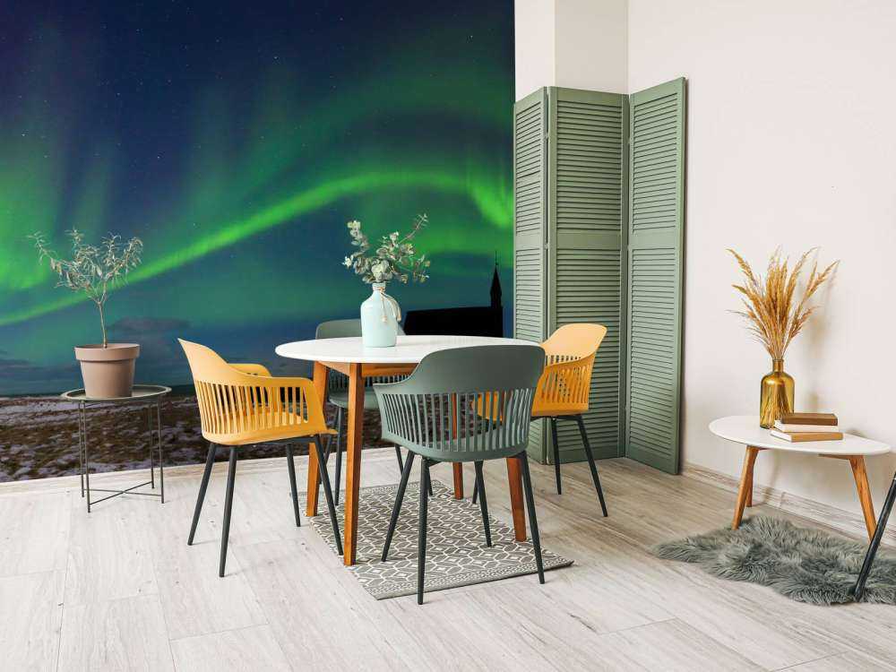 Aurore boréale au-dessus d'une église