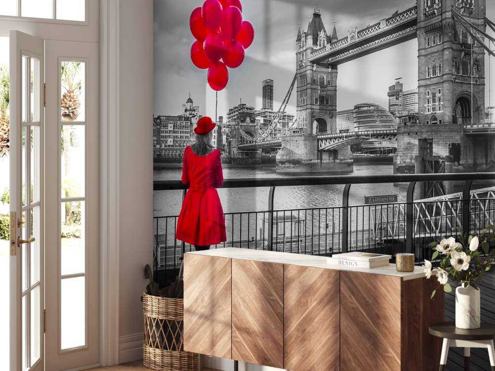 Femme sur le pont de la Tour