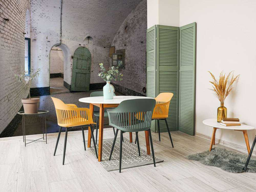 Porte verte dans un vieux bâtiment