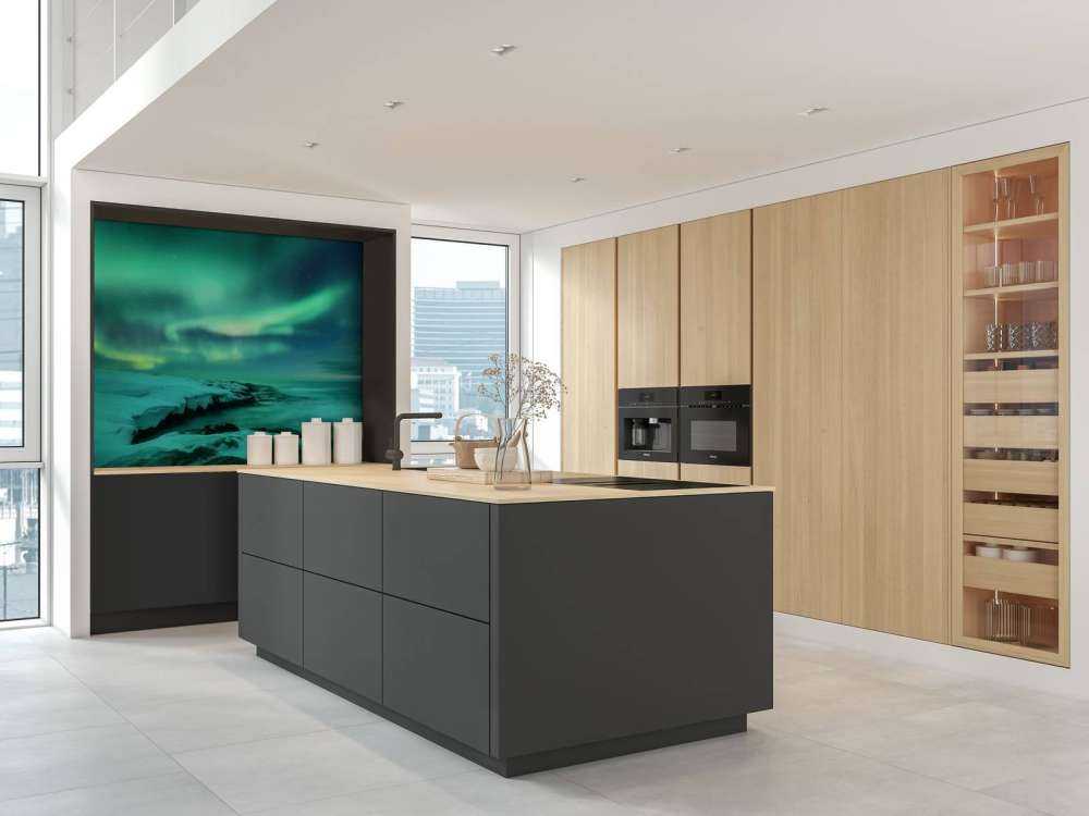 Des aurores boréales vertes au-dessus des rochers enneigés