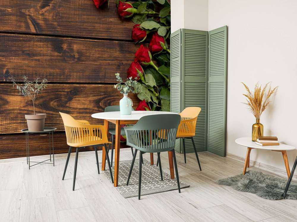 Roses rouges sur bois
