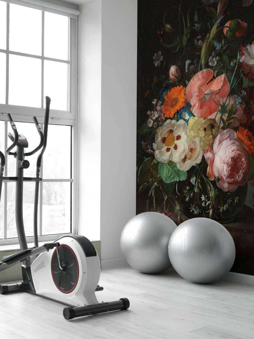 Nature morte avec des fleurs sur une table en marbre