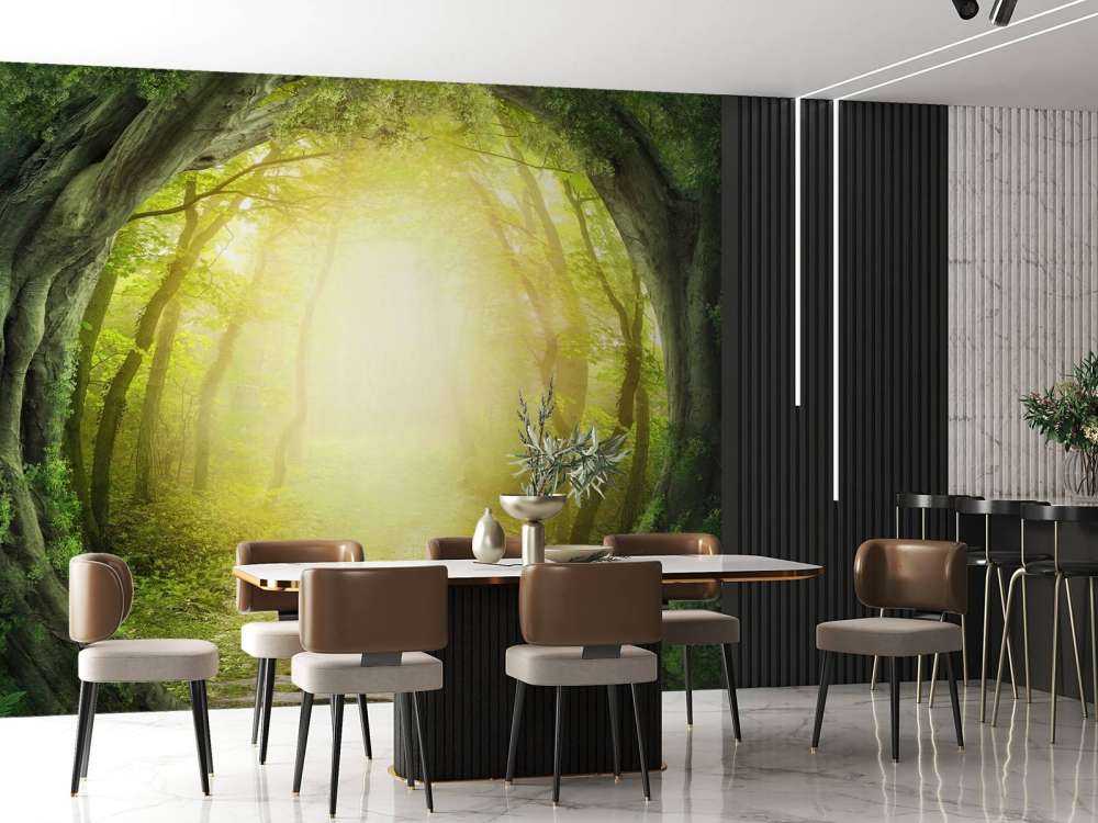 Sentier à travers la forêt