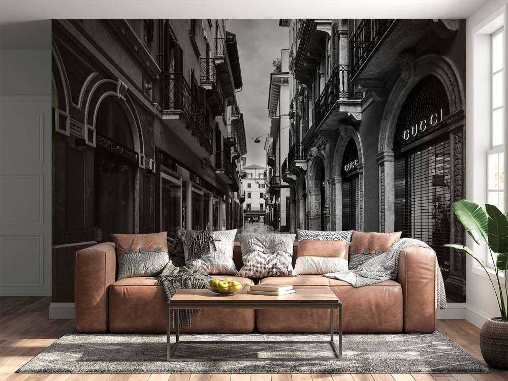 Rue commerçante en noir et blanc