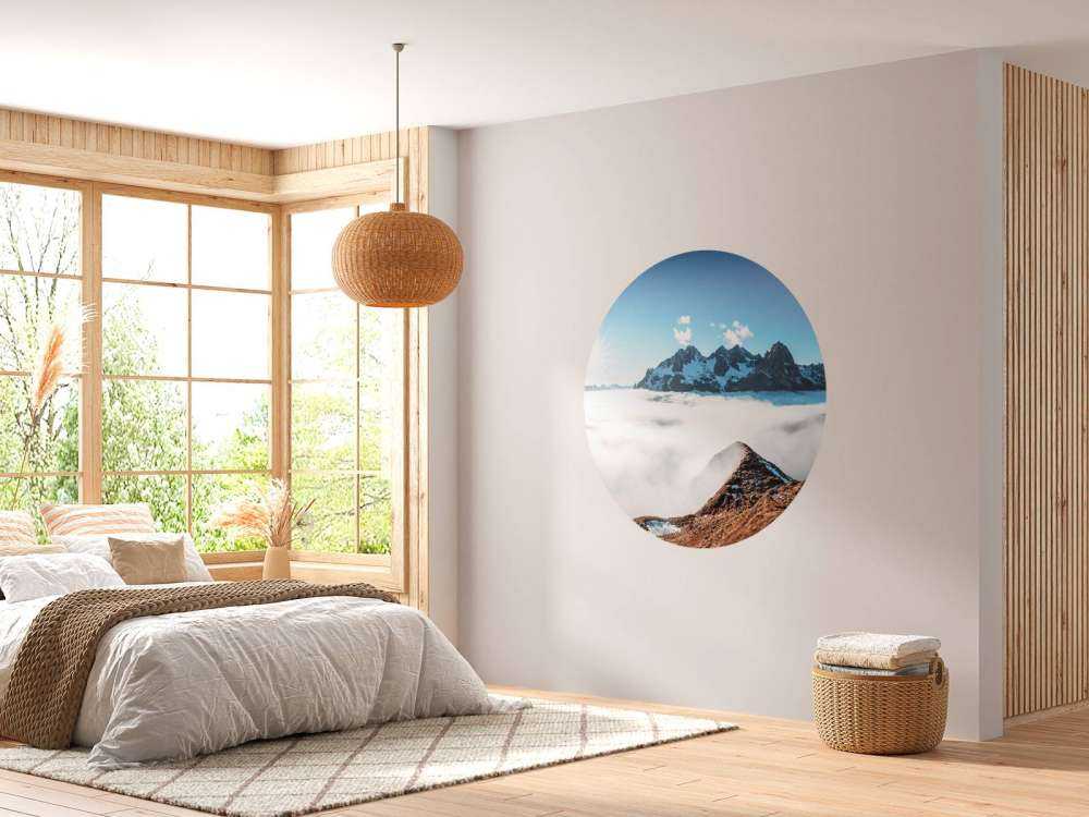 Vallée de montagne ensoleillée avec mer de nuages