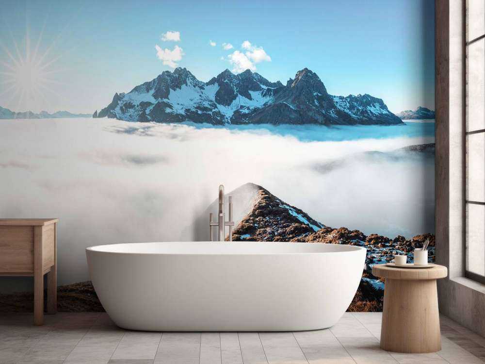 Vallée de montagne ensoleillée avec mer de nuages