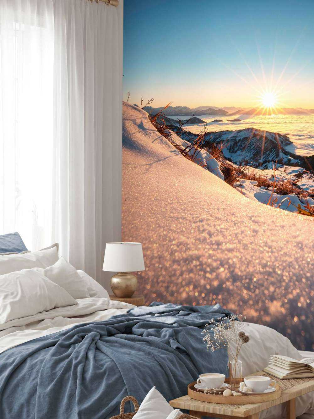 Lumière du soleil sur une pente alpine enneigée.