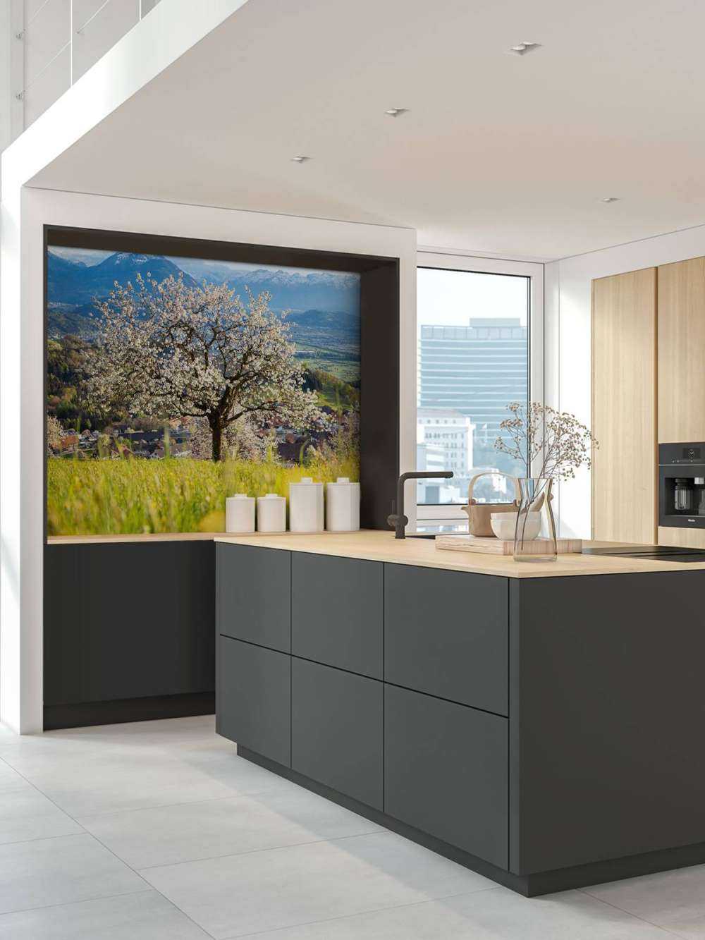 Cerisier en fleurs dans une prairie alpine