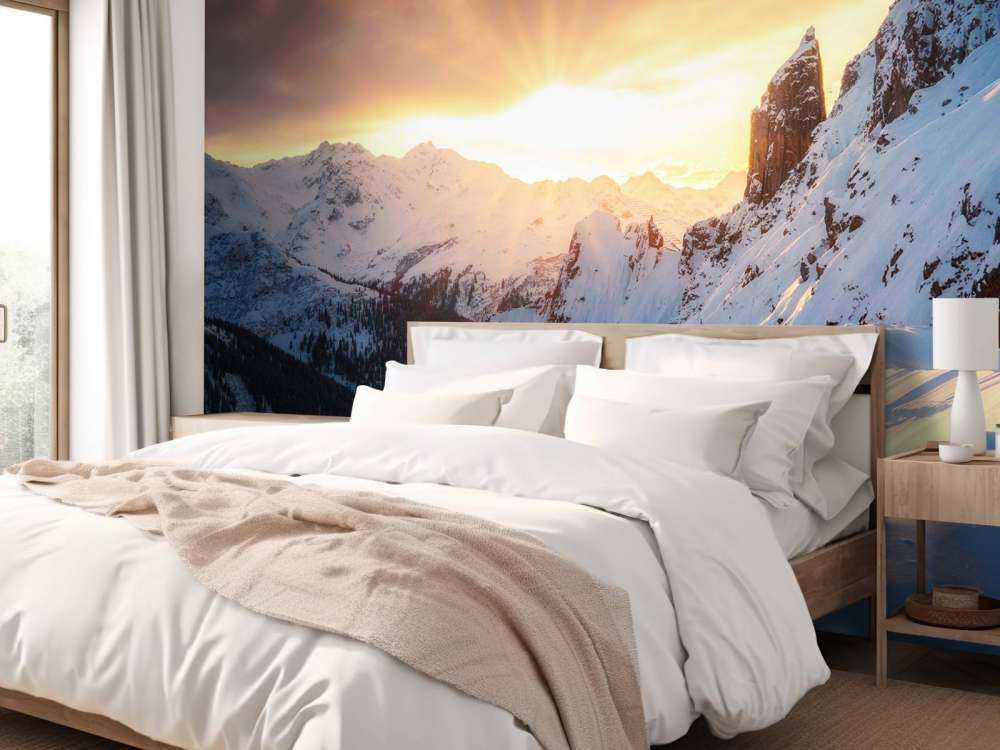 Soleil du soir derrière les sommets enneigés