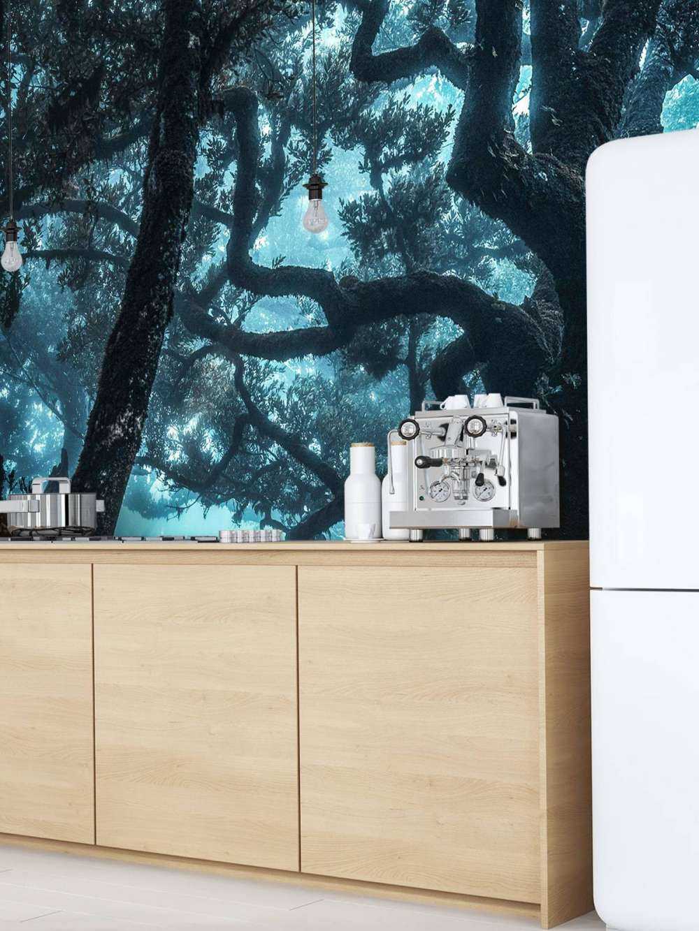 Silhouette mystique dans la forêt de brume.