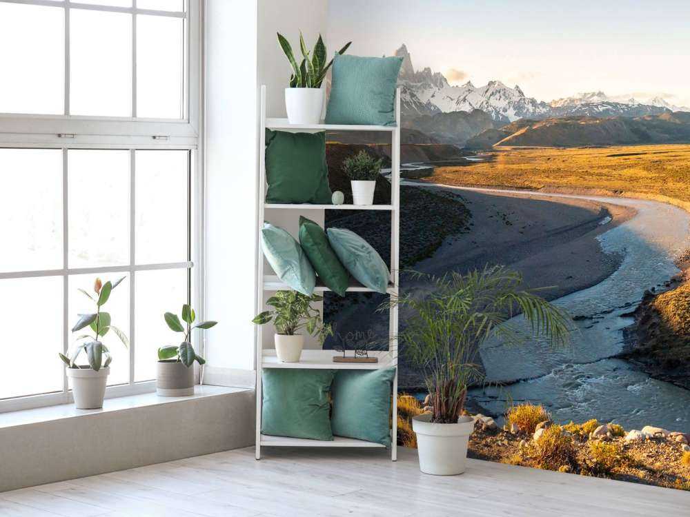 Paysage de montagne avec une rivière sinueuse dans la lumière du matin.