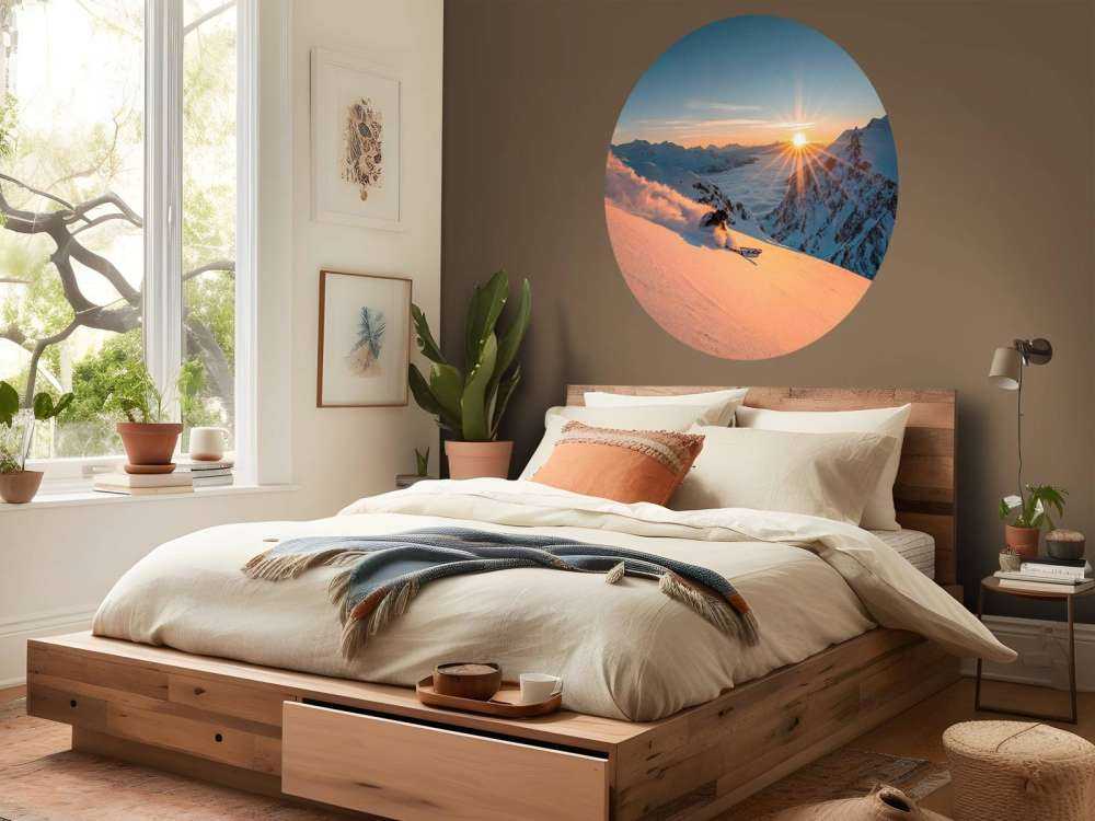 Randonnée en ski au lever du soleil dans les Alpes.