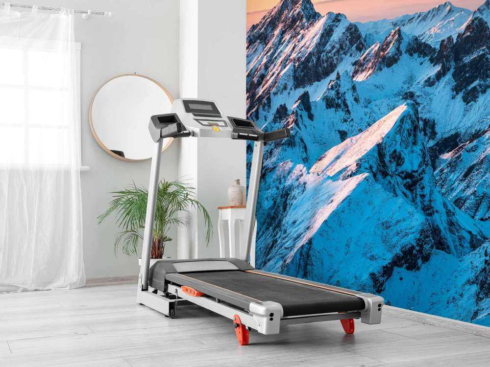 Lever du soleil sur un massif montagneux enneigé.