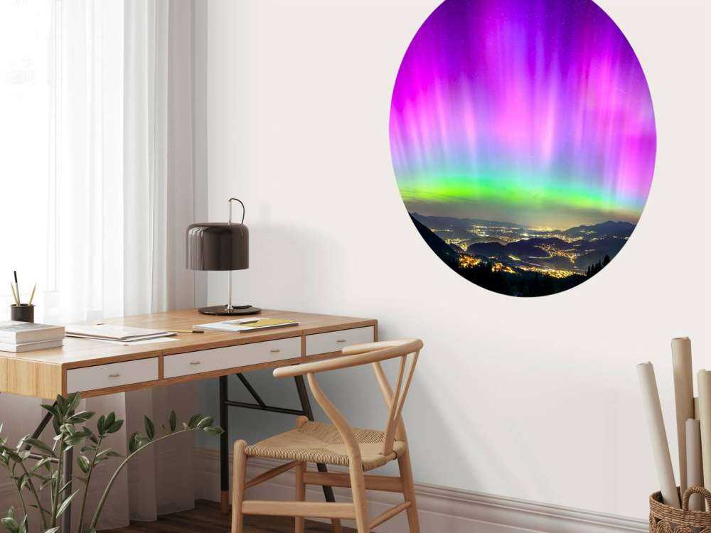 Aurore boréale au-dessus de la ville de montagne illuminée