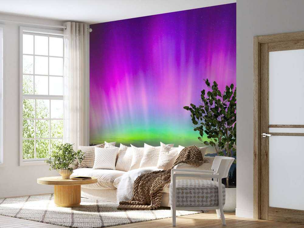 Aurore boréale au-dessus de la ville de montagne illuminée