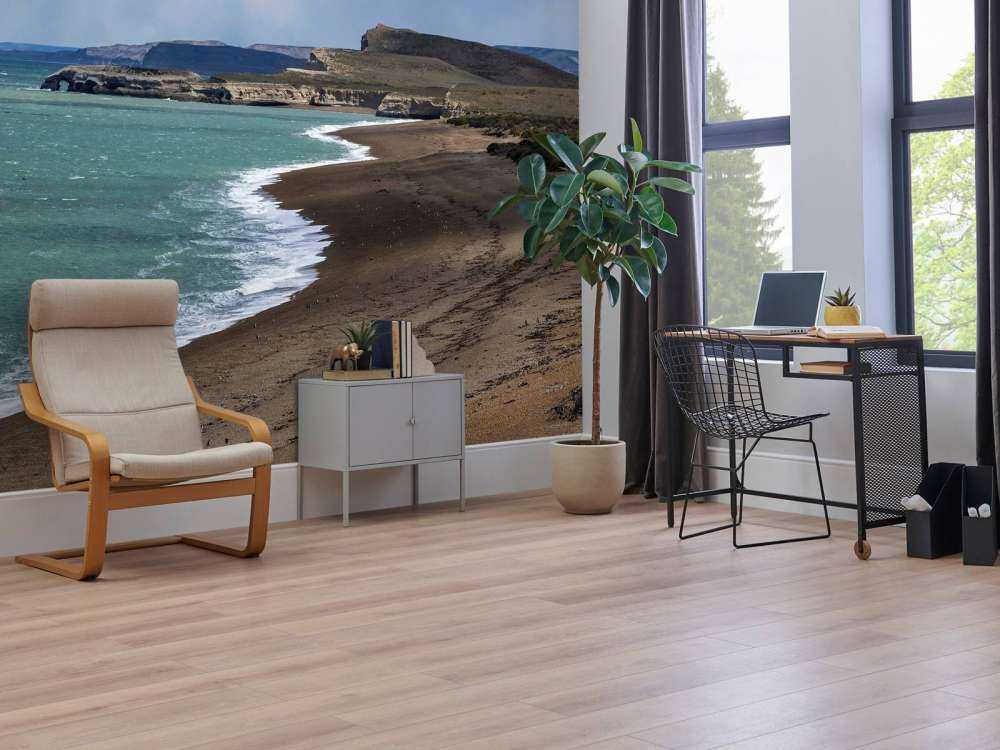 Côte escarpée avec mer turquoise.