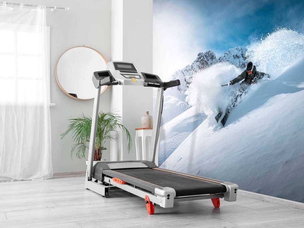 Descente en poudreuse pleine d'action par temps clair