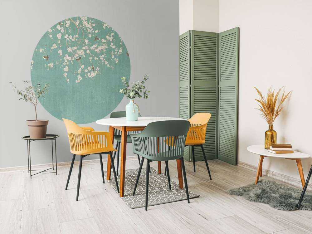 Brindilles en fleurs et moineaux volants