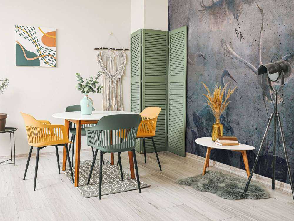 Hérons volants dans le bleu crépusculaire