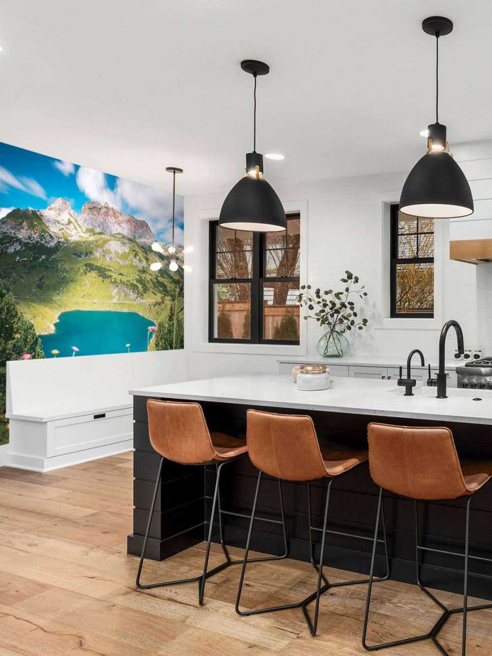 Pré fleuri au bord d'un lac de montagne clair