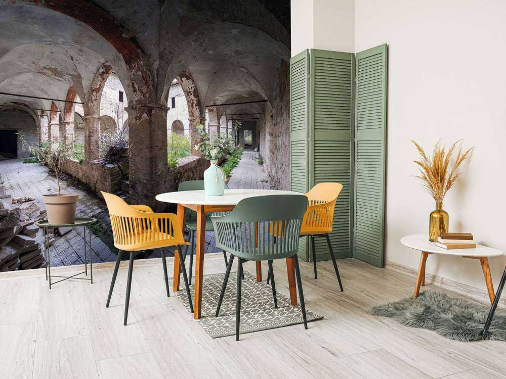 Couloir de monastère abandonné en décomposition