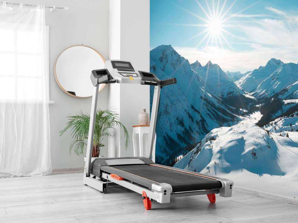 Soleil d'hiver clair au-dessus de la vallée alpine