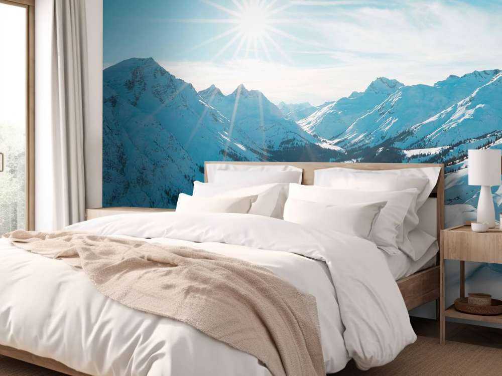 Soleil d'hiver clair au-dessus de la vallée alpine