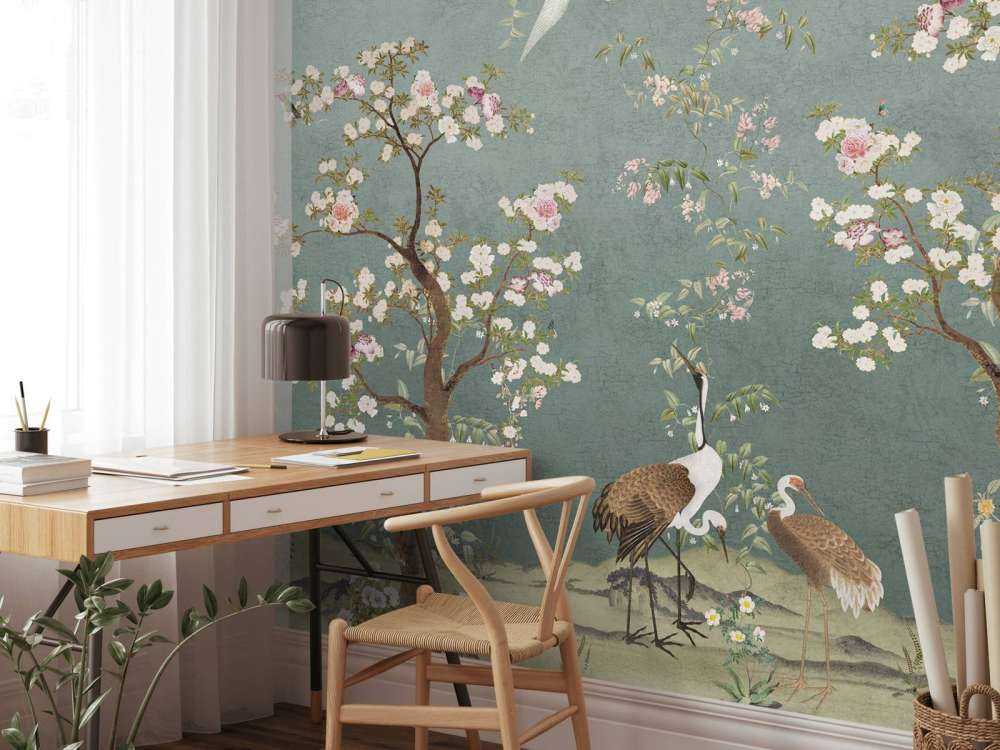 Arbres en fleurs avec des grues dans un jardin serein