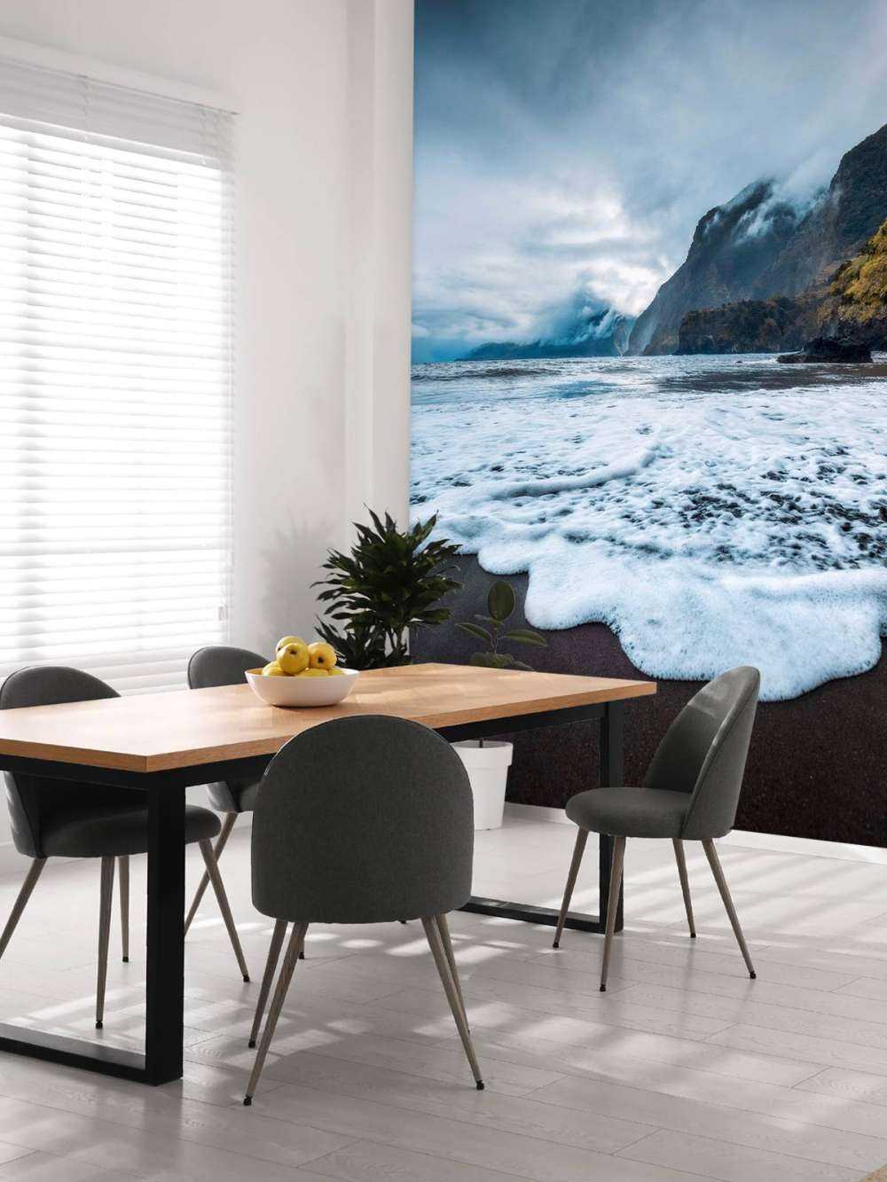 Côte dramatique avec des falaises brumeuses