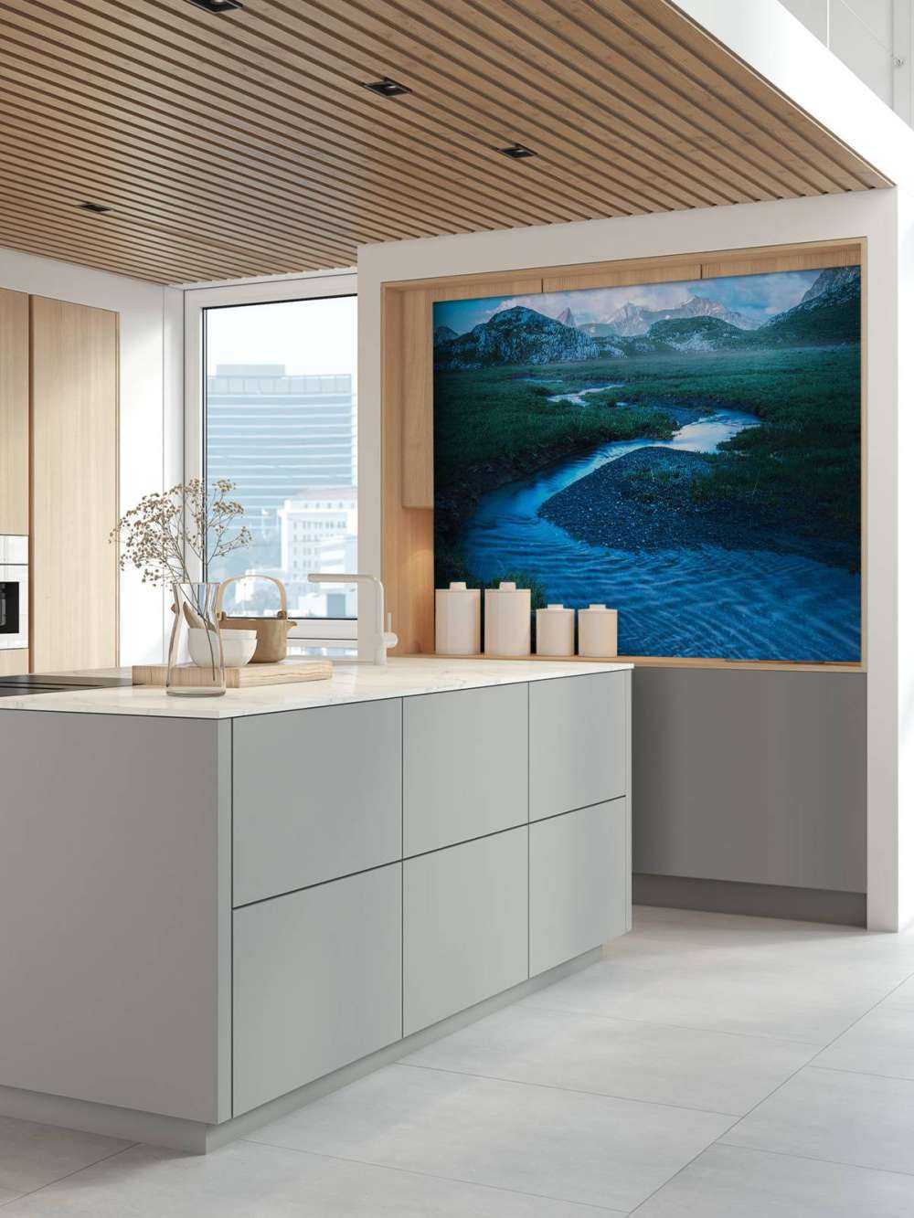 Ruisseau de montagne sous un ciel du soir bleu