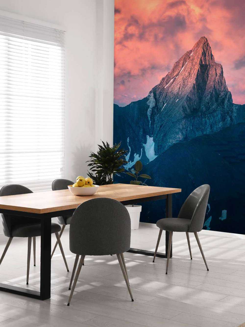 Cime de montagne dans la pénombre ardente