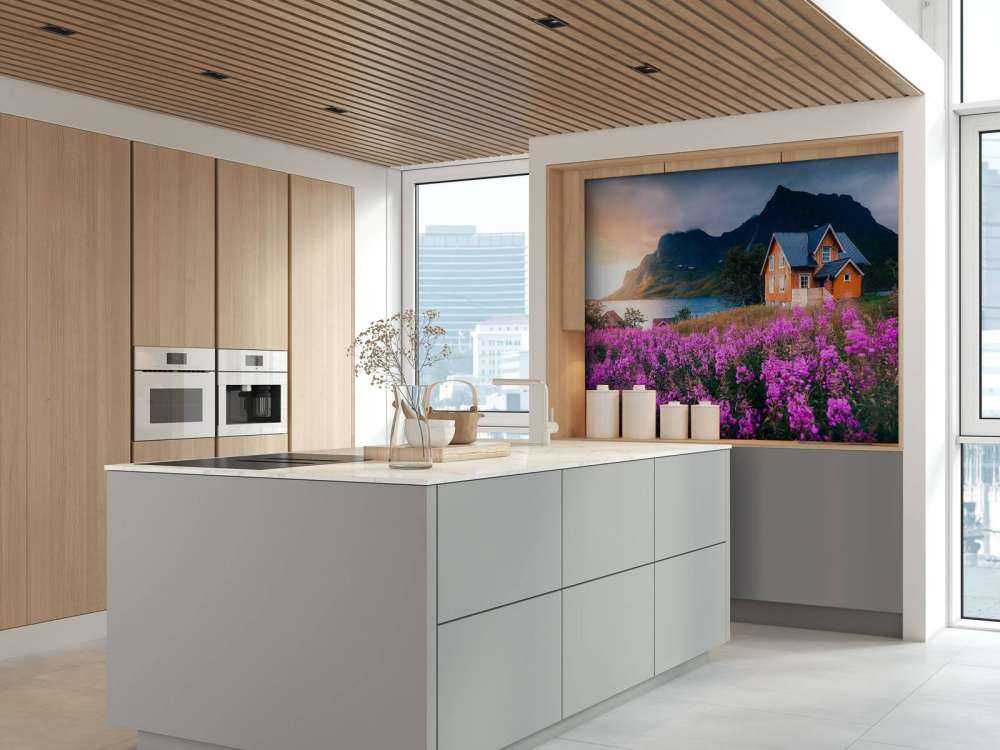 Maison orange sur un fjord violet.