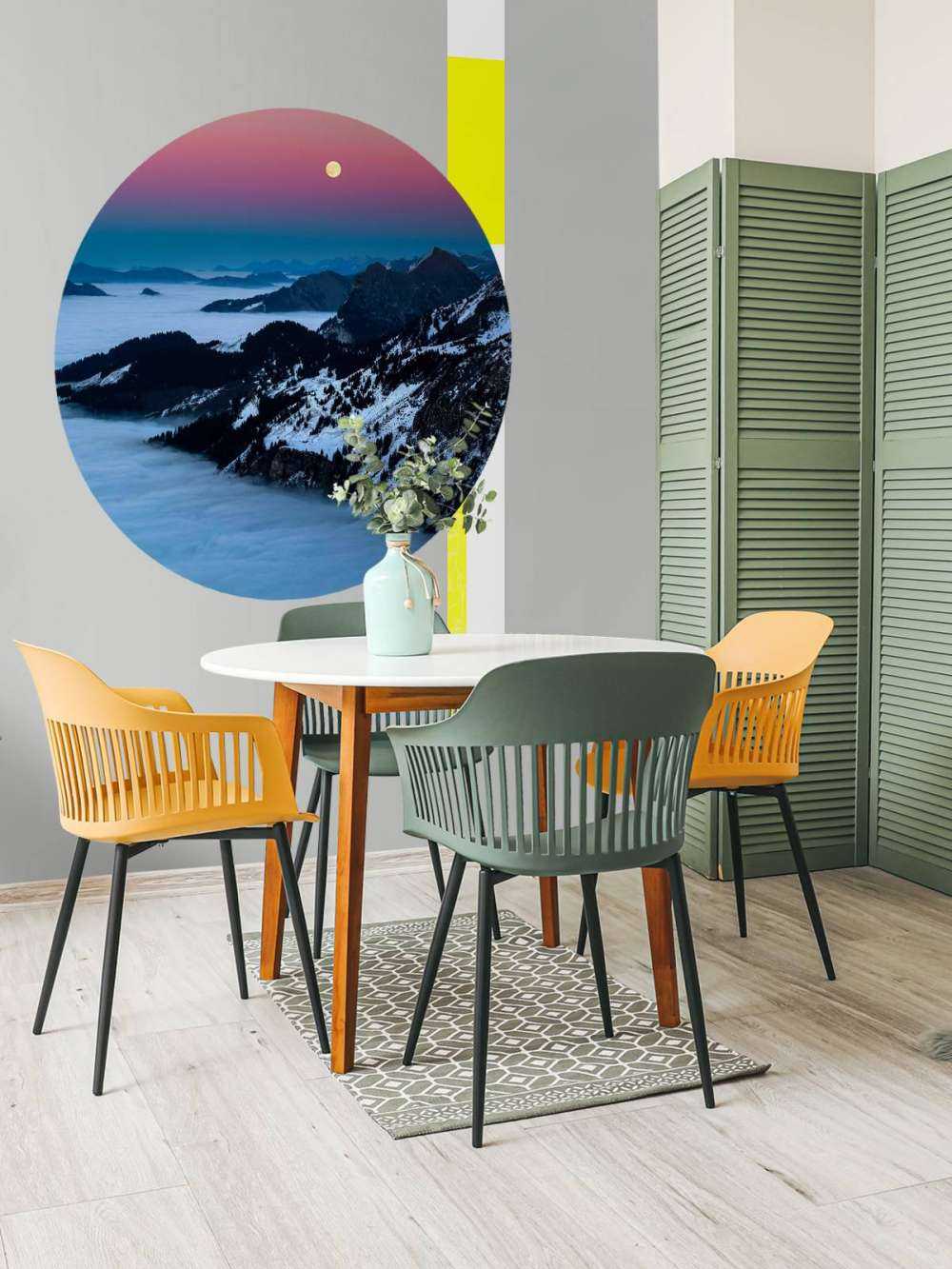 Lumière de lune sur les montagnes enneigées