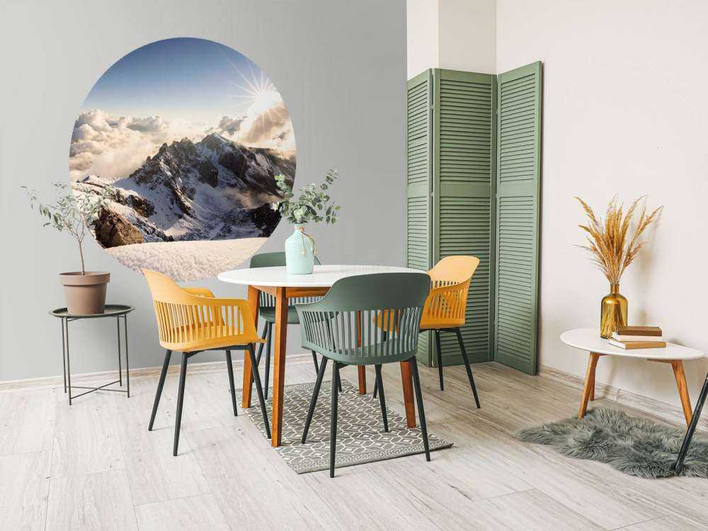 Lumière du soleil sur une crête enneigée