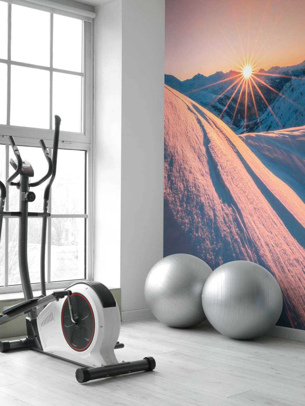 Lumière du soleil sur une pente enneigée