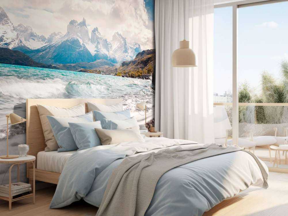 Lac de glacier clair avec des sommets de montagne