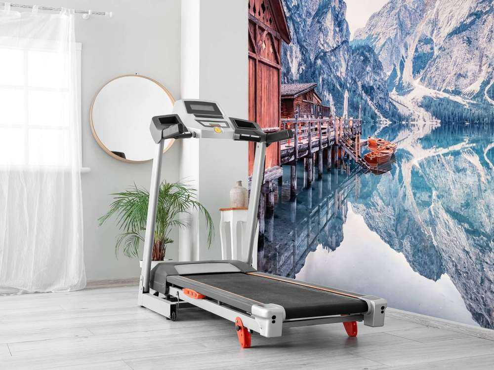 Lac de montagne près d'une jetée en bois