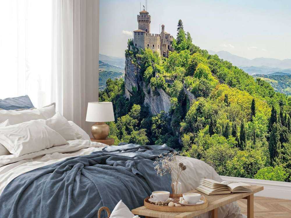 Château de montagne au-dessus des collines verdoyantes.