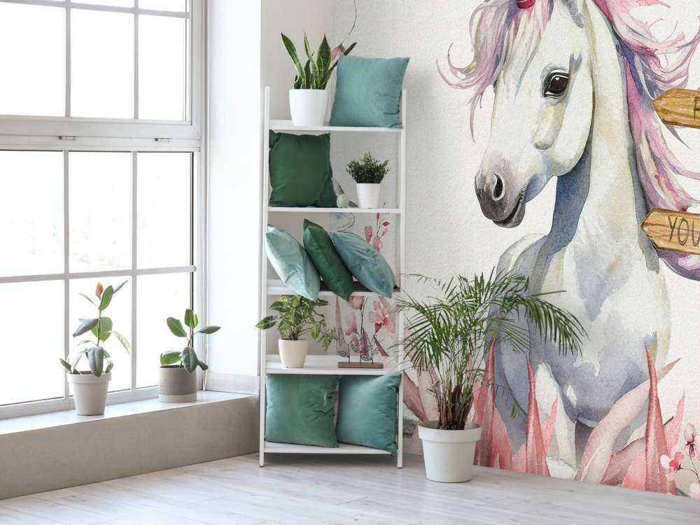 Bébé licorne avec des plantes roses