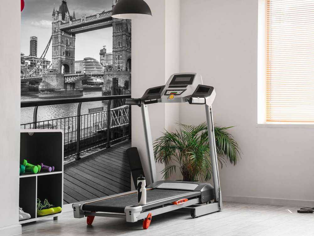 Femme sur le pont de la Tour