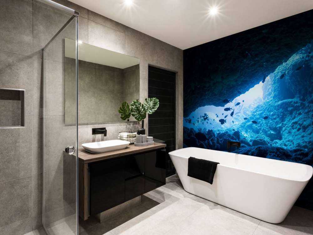 Grotte étroite avec des poissons