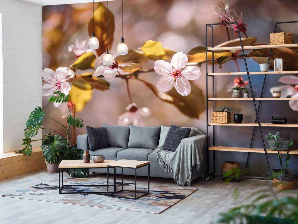 Fleurs roses et feuilles brunes